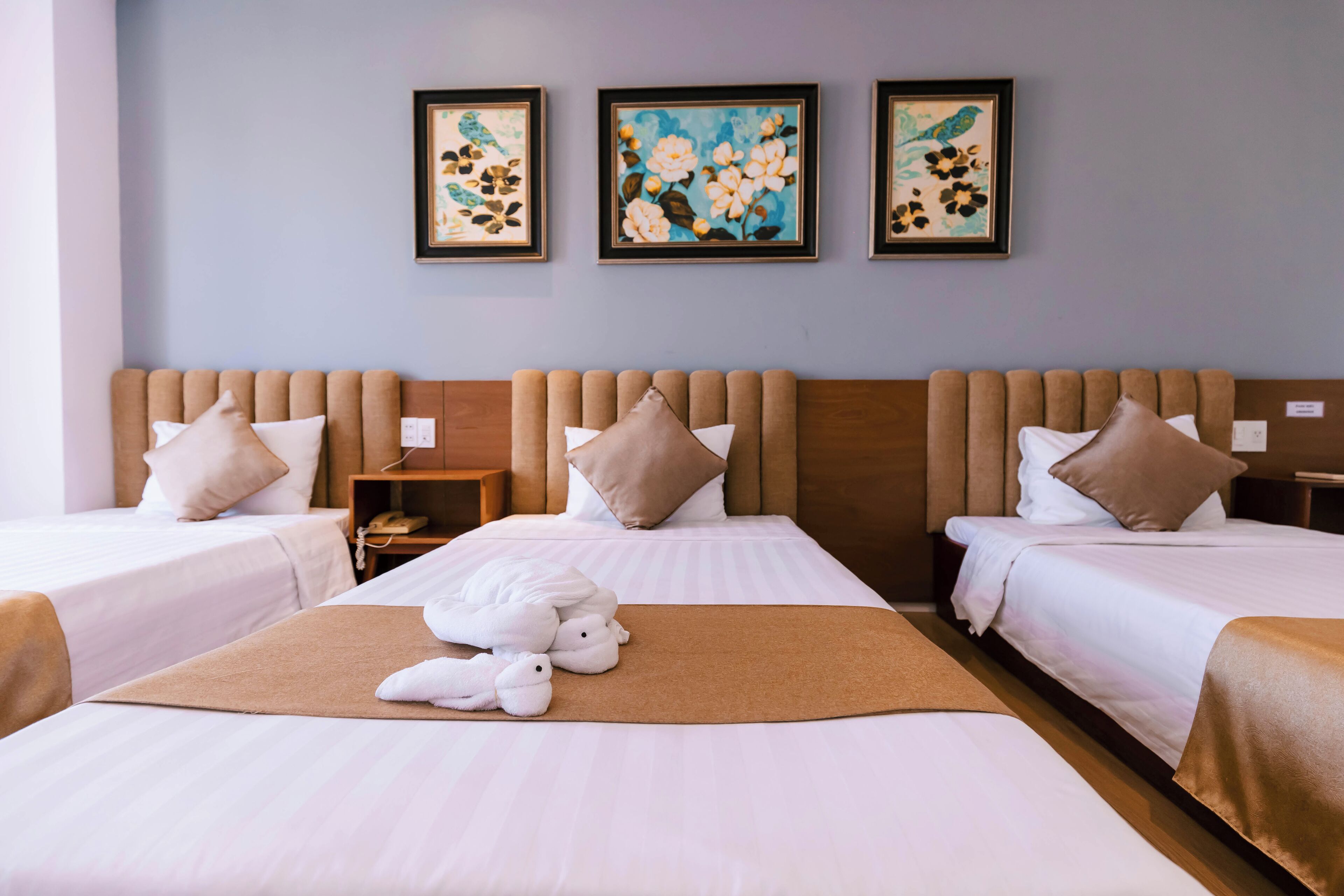 Familiekamer | Een minibar, een kluis op de kamer, een bureau, verduisterende gordijnen