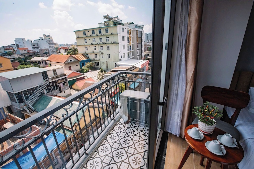 Ban công tại Gardenia Hue Hotel là khoảng không gian lý tưởng để ngồi uống cà phê, đón ánh sáng tự nhiên và ngắm nhịp sống khu trung tâm Huế từ trên cao