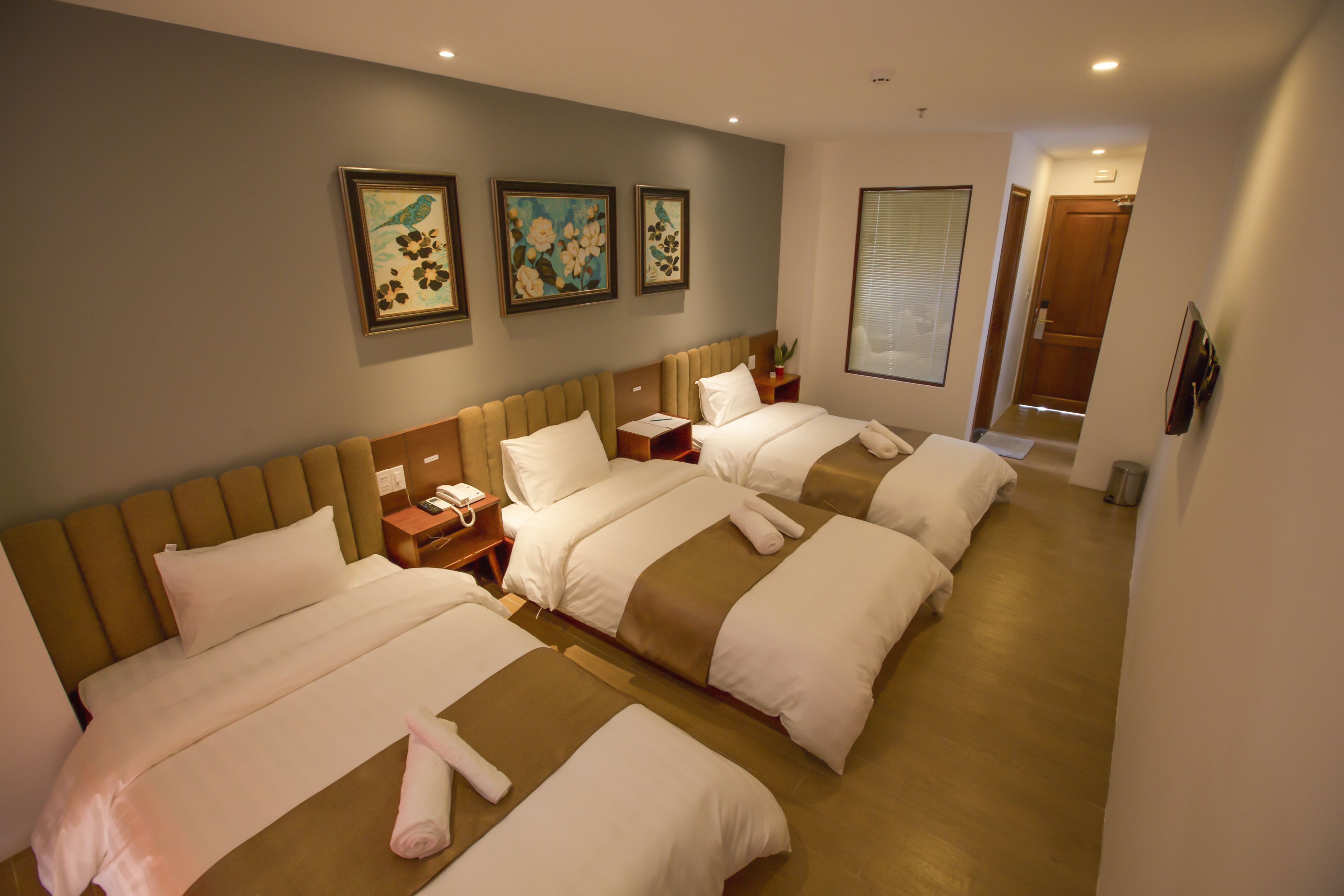 family room | minibar, in-room safe, desk, blackout curtains