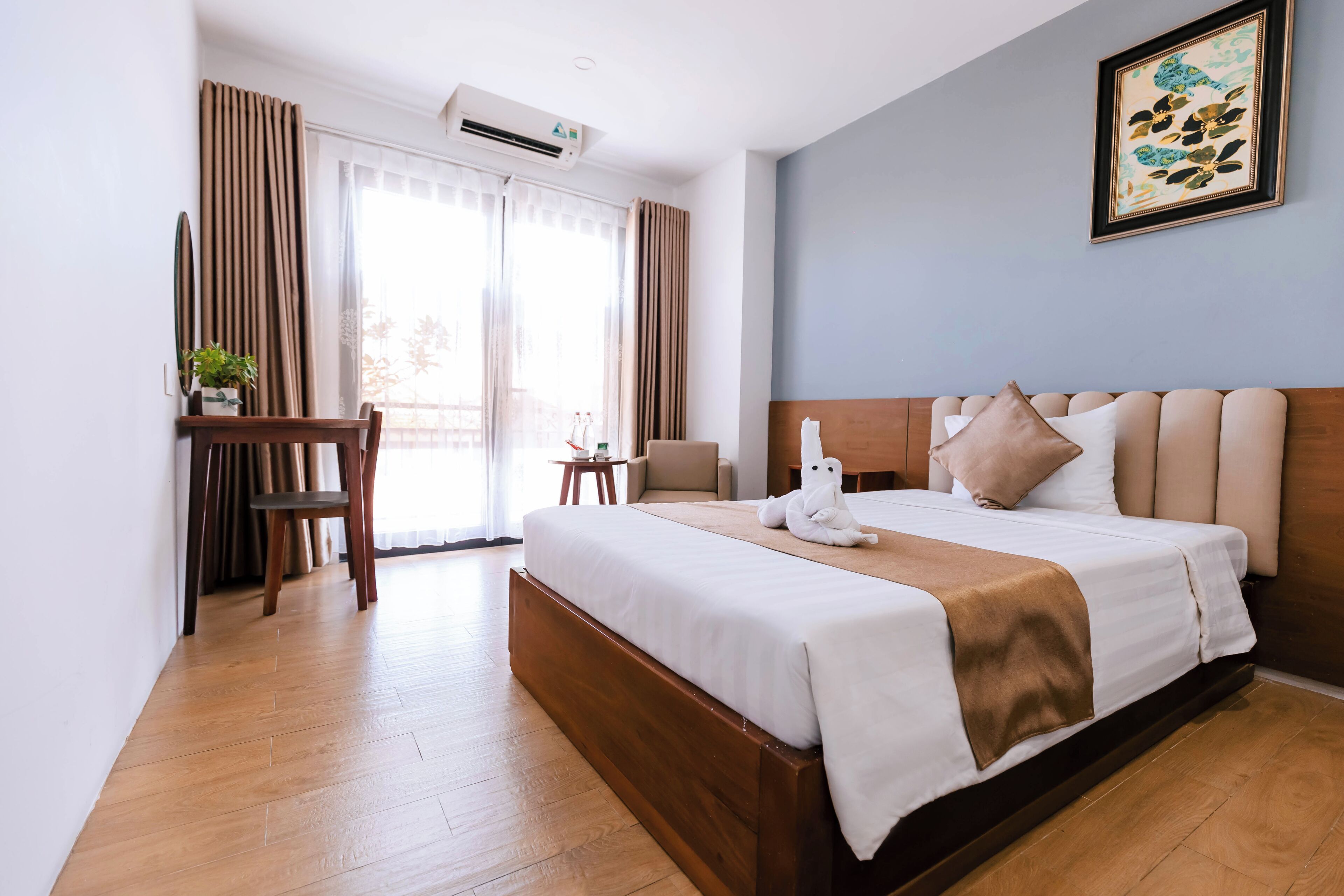 deluxe double or twin room | minibar, in-room safe, desk, blackout curtains