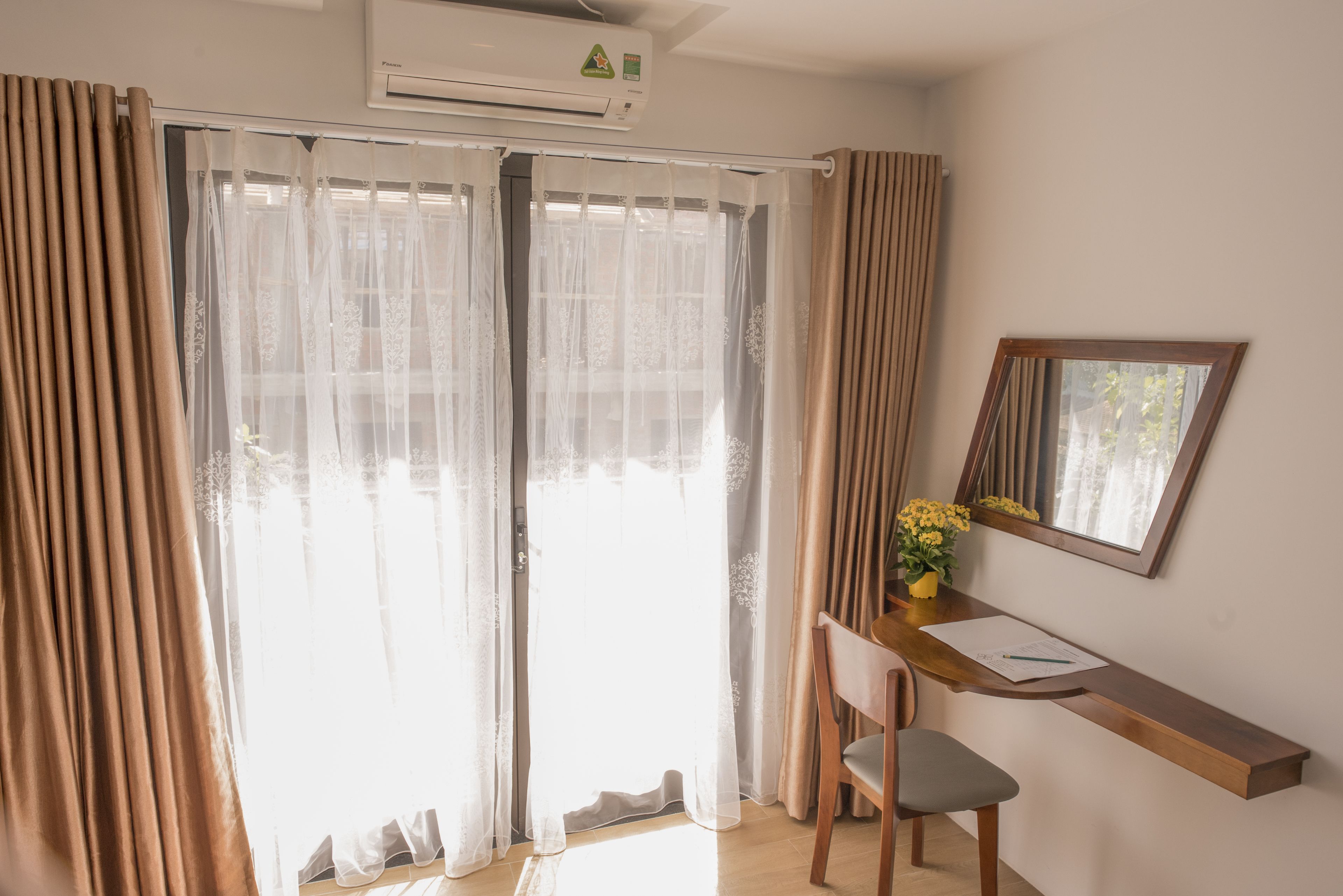 deluxe double or twin room | minibar, in-room safe, desk, blackout curtains