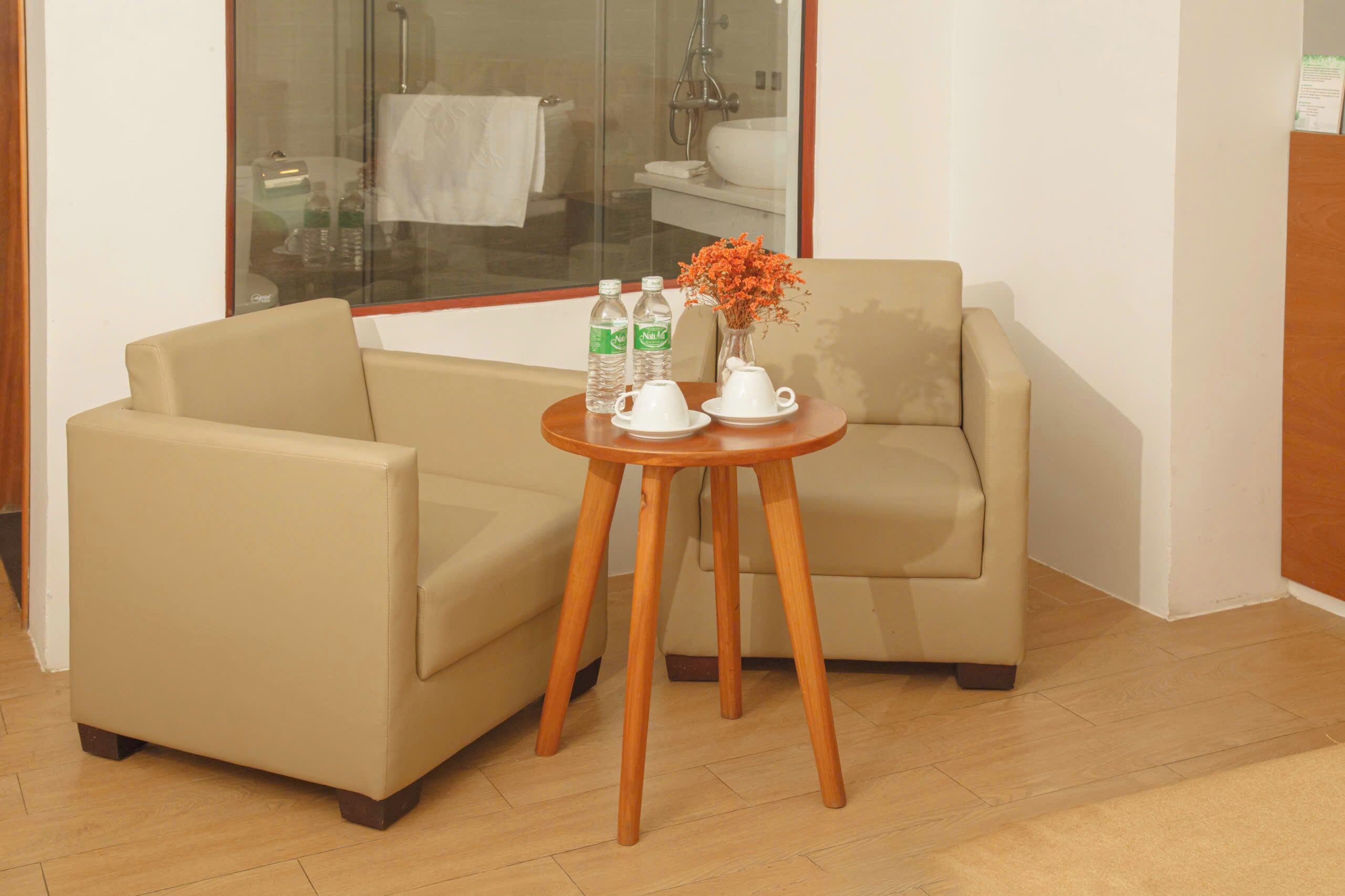 deluxe double or twin room | living area | 32-inch lcd tv with cable channels, tv