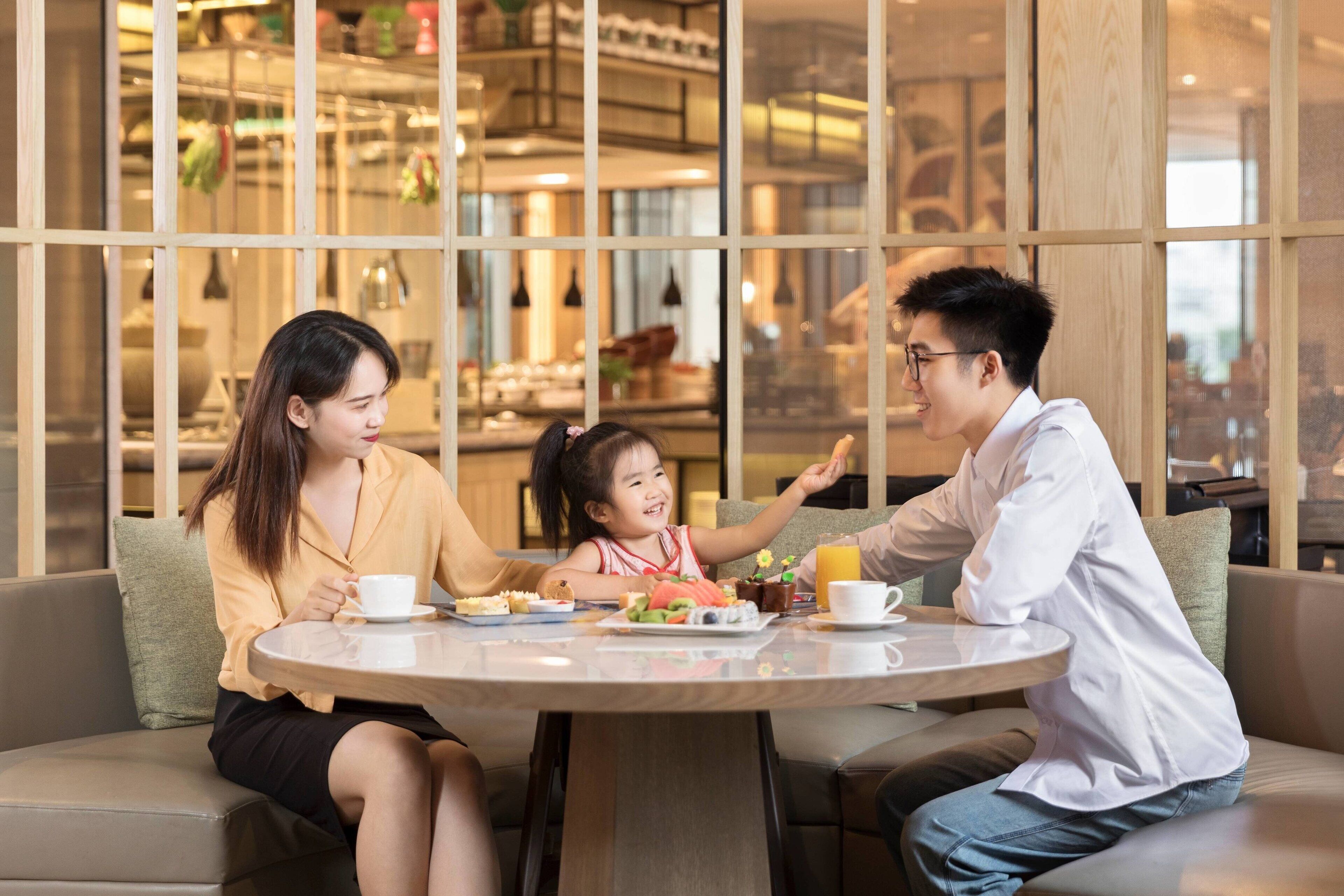 lunch and dinner served, international cuisine