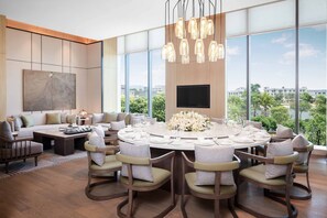 Lunch and dinner served, international cuisine