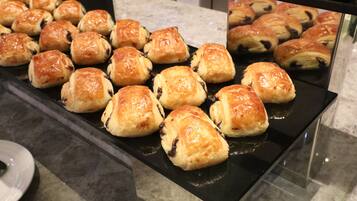 Daily buffet breakfast (CNY 138.00 per person)