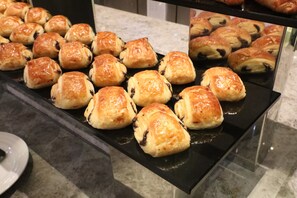 Daily buffet breakfast (CNY 138.00 per person) - Courtyard by Marriott Shenzhen Bao'an (Shenzhen)