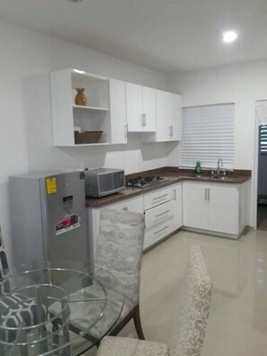 Condo familial, 2 chambres | Cuisine privée | Réfrigérateur, four à micro-ondes, surface de cuisson, cafetière-théière