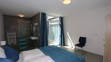 4 bedrooms, iron/ironing board, internet, bed sheets