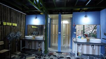 Shower, rainfall showerhead, free toiletries, hair dryer