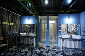 Douche, douche à « effet pluie », articles de toilette gratuits