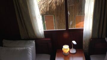 Familjerum för fyra - 2 queensize-sängar - icke-rökare - privat badrum (Quadruple) | Duntäcken, individuell inredning, ljudisolering och gratis wi-fi