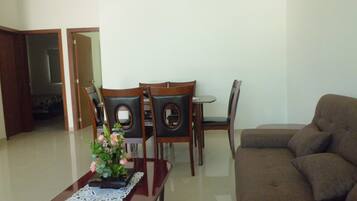 Condo familiar, 2 habitaciones | Área de sala de estar