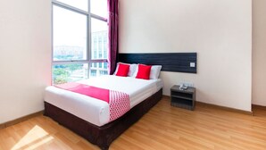 Ein modernes Hotelzimmer mit einem großen Bett, einem Nachttisch, einem Fenster mit Vorhängen und Blick auf die Stadt.