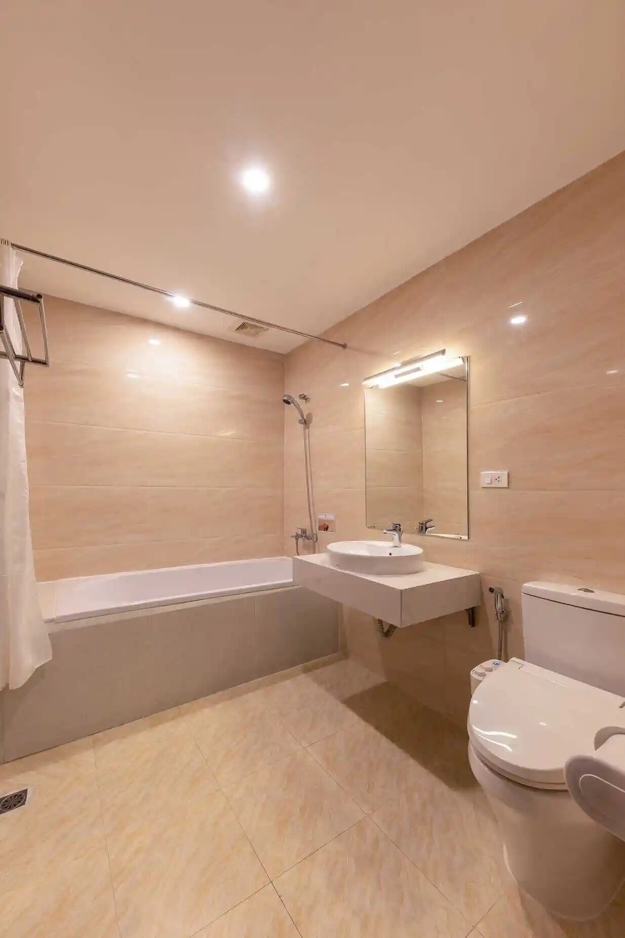 executive room | bathroom | combined shower/bathtub, deep-soaking bathtub, free toiletries
