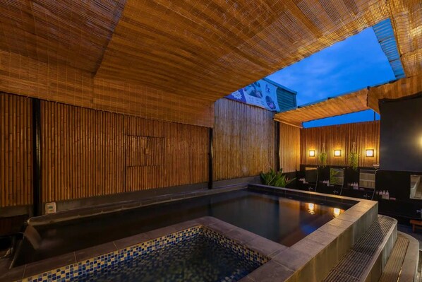 Rooftop pool - Azumaya Hotel Linh Lang (Hanoi)