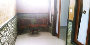 Lobby sitting area - Jevon Cottage by WizZeLa (Penida Island)