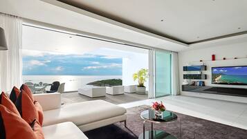 Private Pool Villa | Área de sala de estar | Televisión de pantalla plana