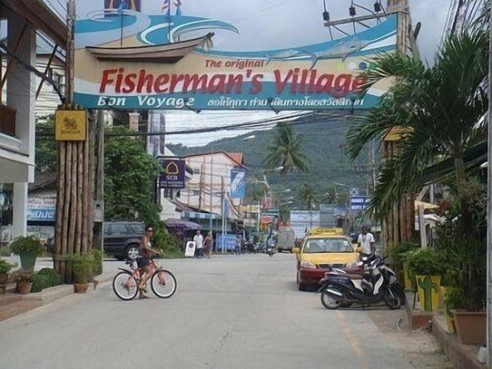 Une vue de rue avec une enseigne indiquant « Fisherman's Village ».