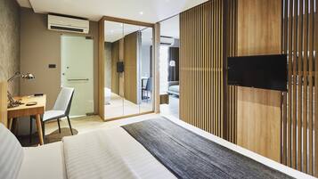 1 bedroom, premium bedding, in-room safe, desk