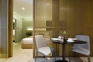One Bedroom Premier  | 1 kamar tidur, seprai premium, brankas, dan meja kerja