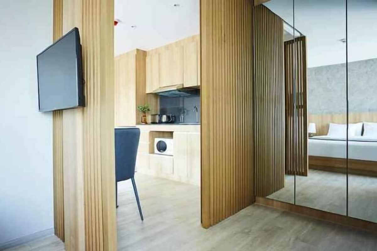 Ropa de cama de alta calidad y caja de seguridad en la habitación