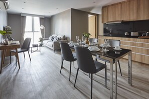 Suite, 2 kamar tidur | Makan di kamar