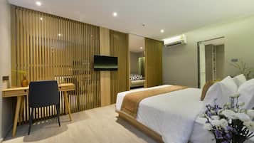 One Bedroom Premier  | 1 bedroom, premium bedding, in-room safe, desk