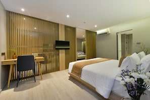 One Bedroom Premier | 1 bedroom, premium bedding, in-room safe, desk