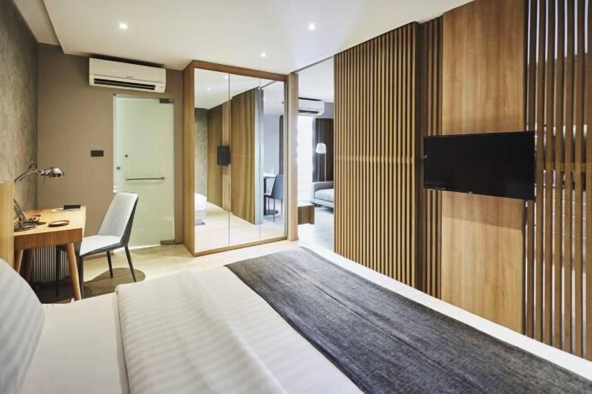 1 bedroom, premium bedding, in-room safe, desk
