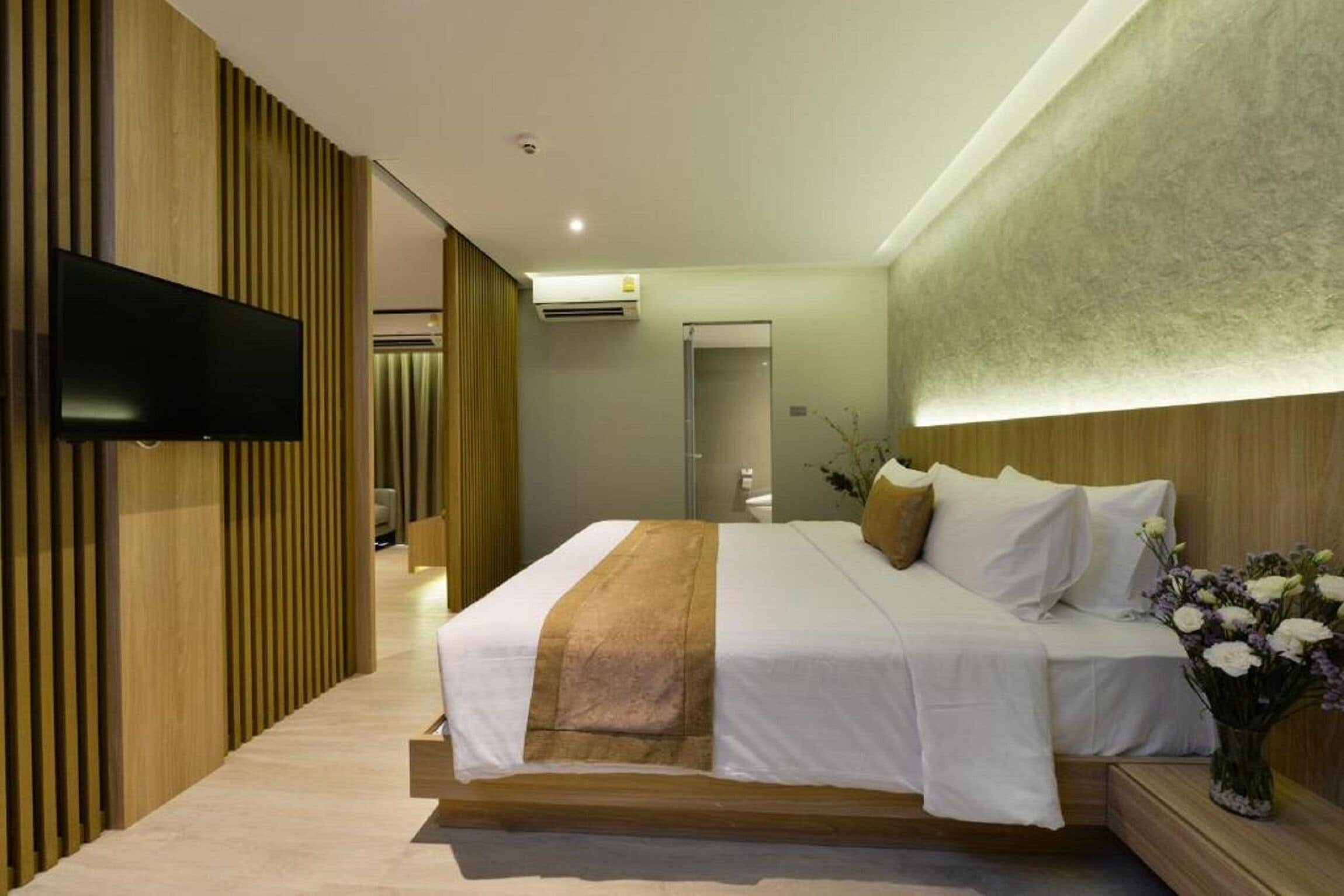 One Bedroom Premier  | 1 bedroom, premium bedding, in-room safe, desk
