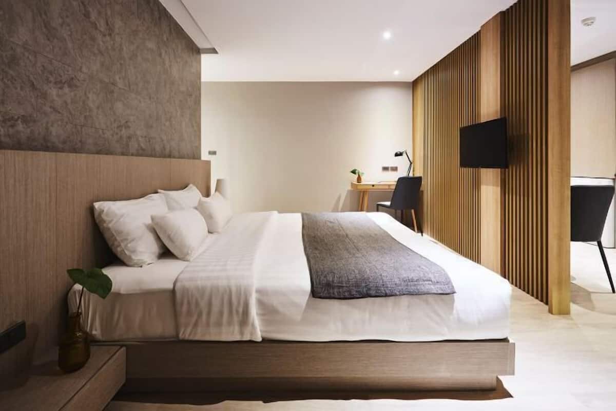 Ropa de cama de alta calidad y caja de seguridad en la habitación