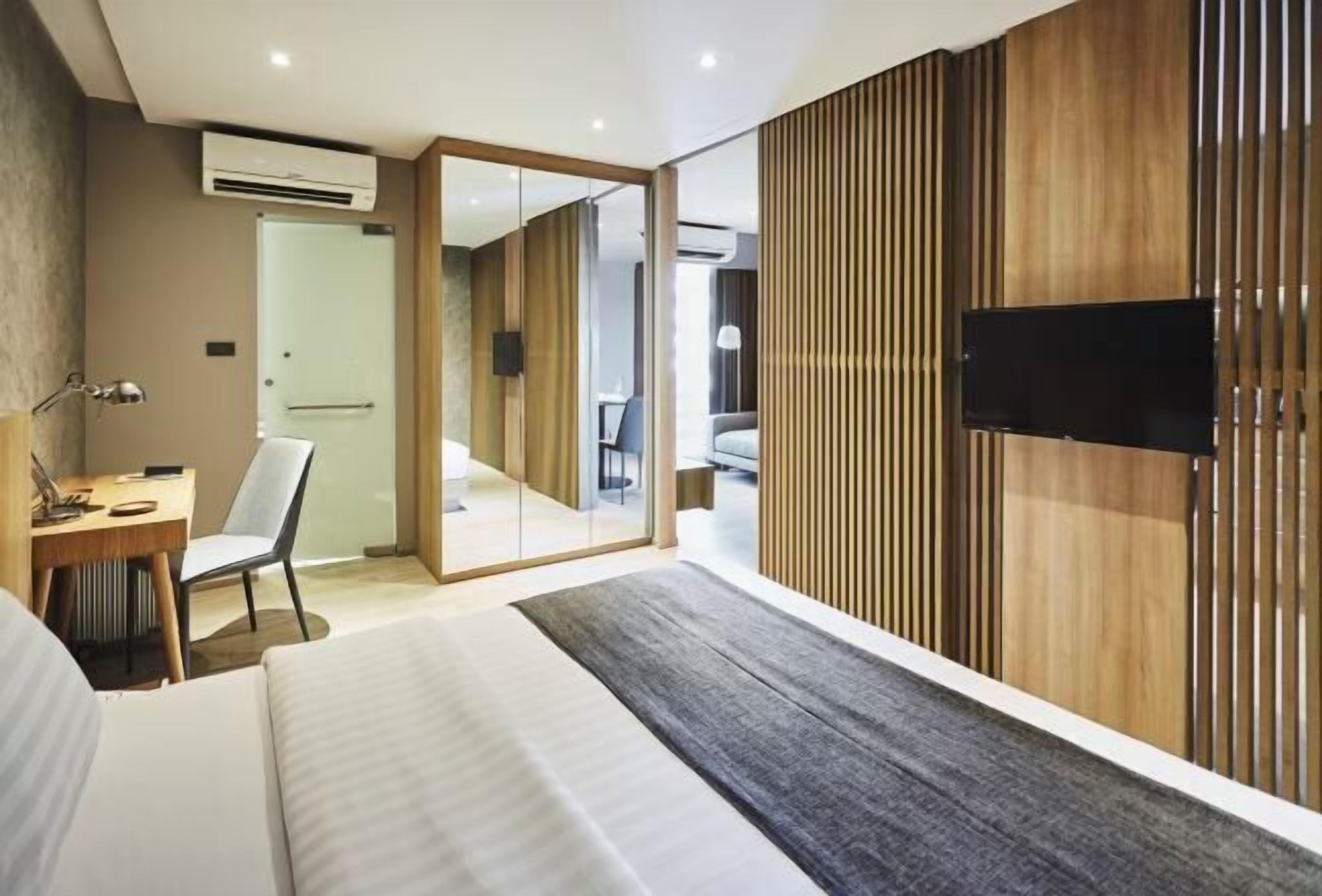 1 bedroom, premium bedding, in-room safe, desk
