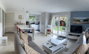 Televisie, een tafeltennistafel en een stereo