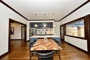 Casa Luxury, vista cortile | Pasti in camera