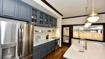 Casa de lujo, vista al patio | Cocina privada | Refrigerador con congelador, microondas, horno y parrilla de estufa