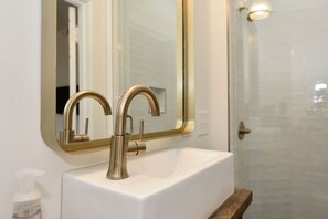 Luxury-Haus, Blick auf den Innenhof | Waschbecken im Bad