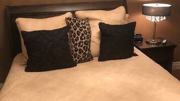 Decoración personalizada, muebles diferentes y cortinas blackout