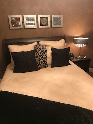 Deluxe Room | Individually decorated, individually furnished, blackout drapes