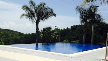 Alberca al aire libre y alberca climatizada