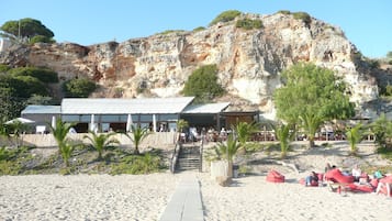 Playa en los alrededores y toallas de playa