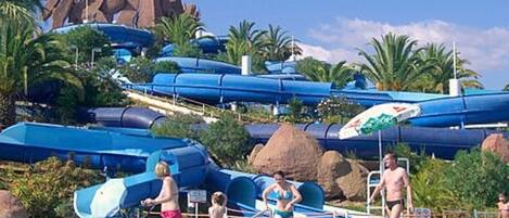 Una piscina al aire libre, una piscina climatizada