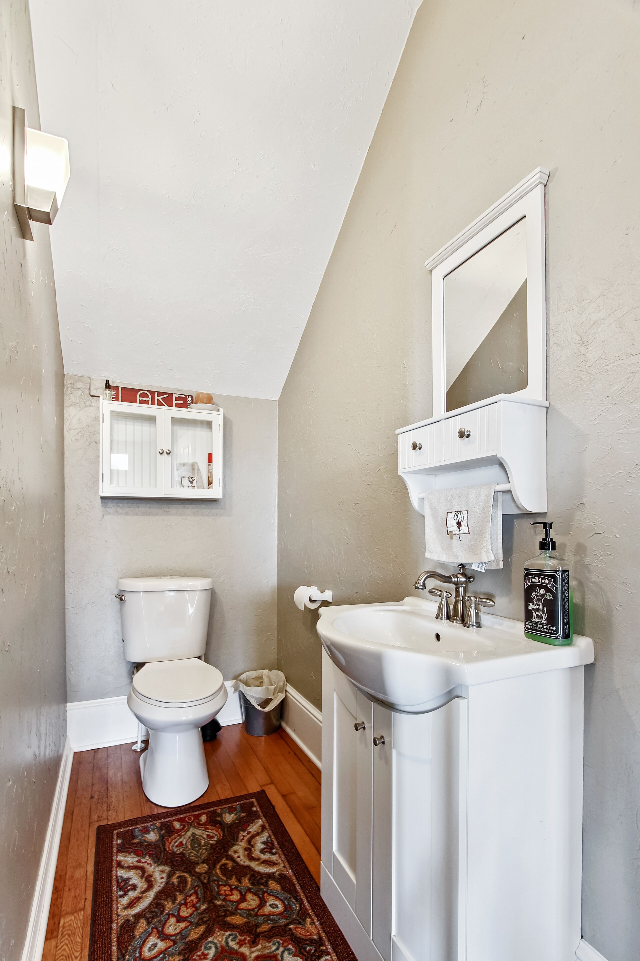 Gorgeous River View Lakehouse with Hot Tub 