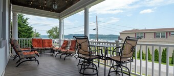 Gorgeous River View Lakehouse with Hot Tub