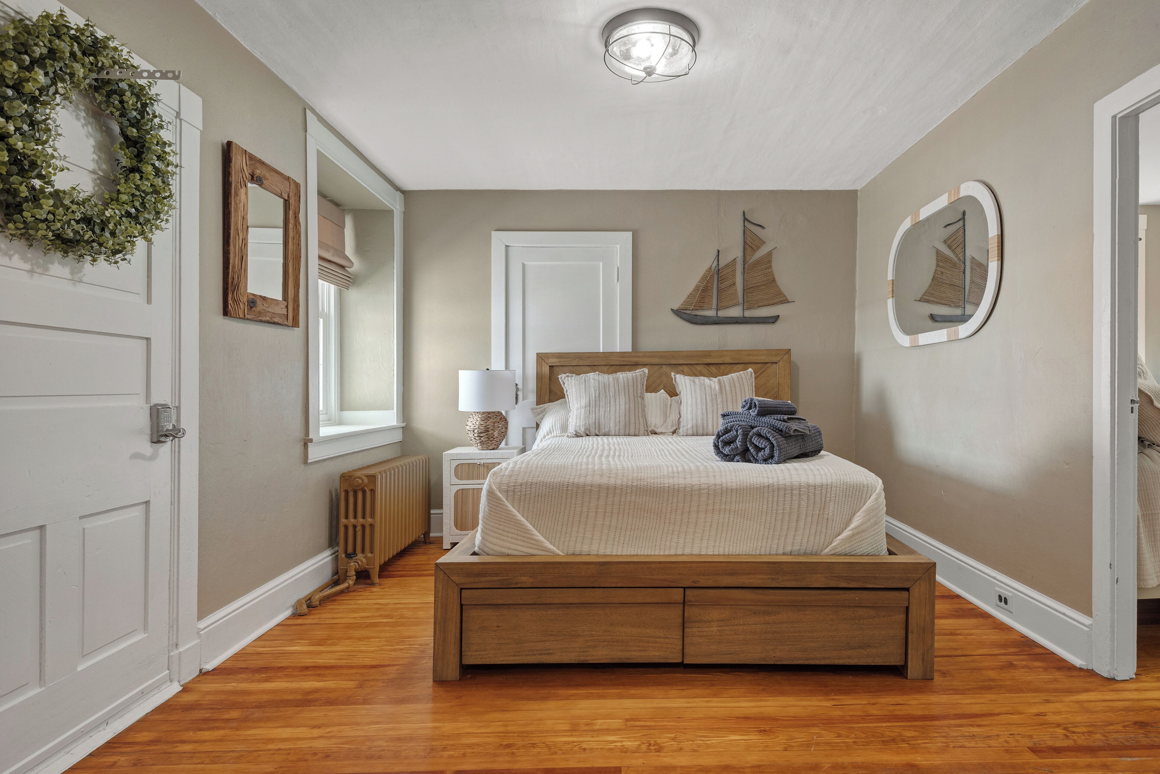 4 dormitorios, tabla de planchar con plancha, cuna de viaje