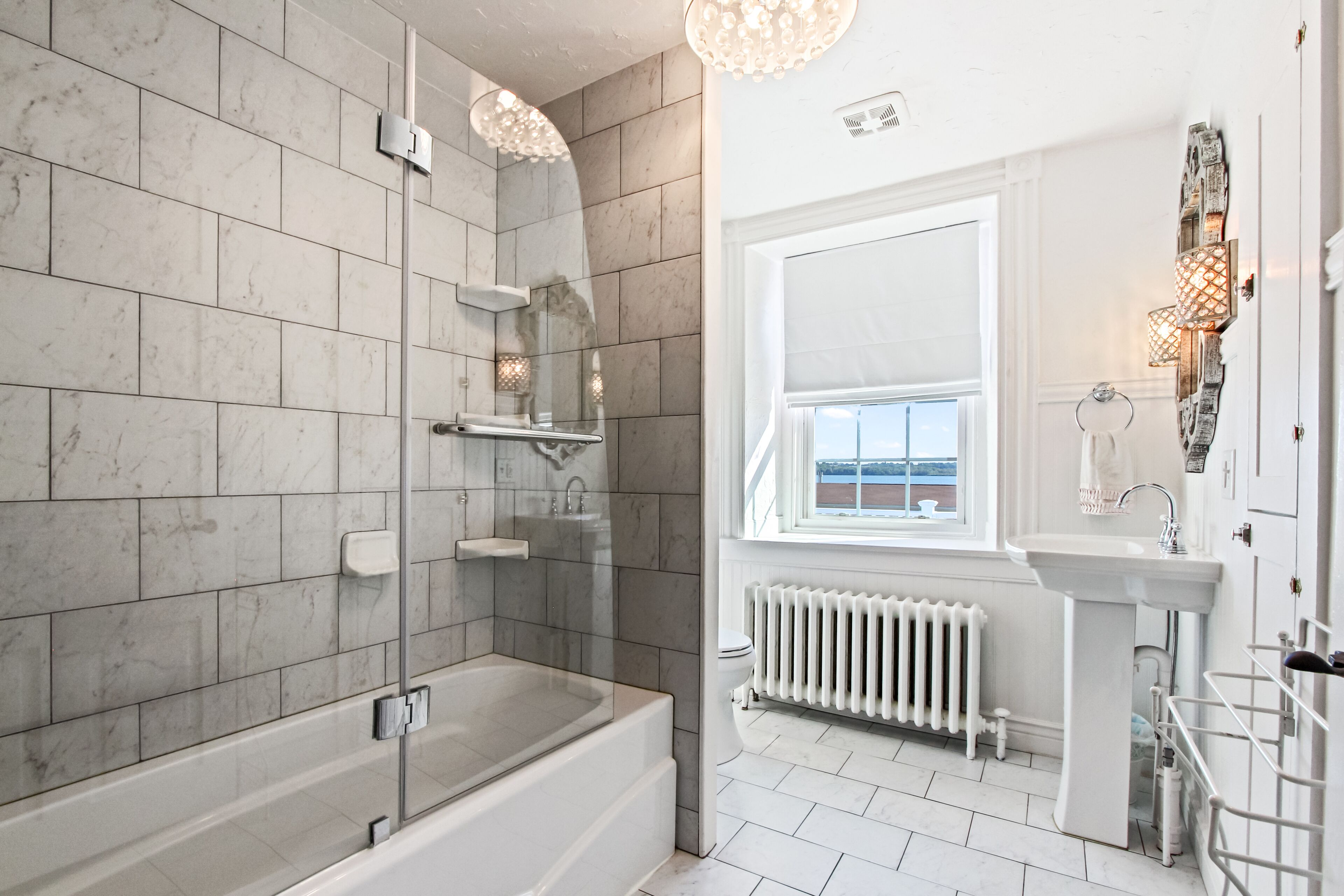 Gorgeous River View Lakehouse with Hot Tub 