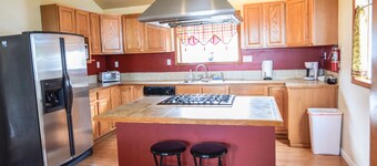 Comodidad y comodidad en una espaciosa casa céntrica a solo cuadras de todo!