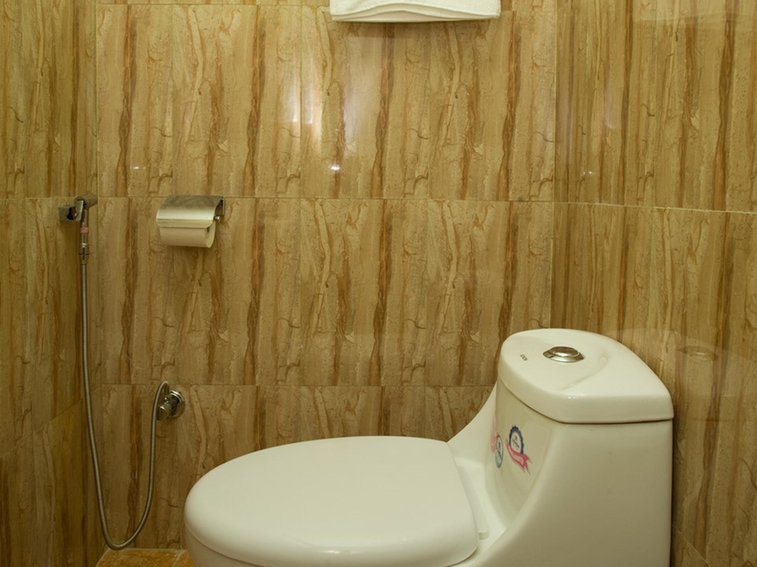 shower, free toiletries, towels