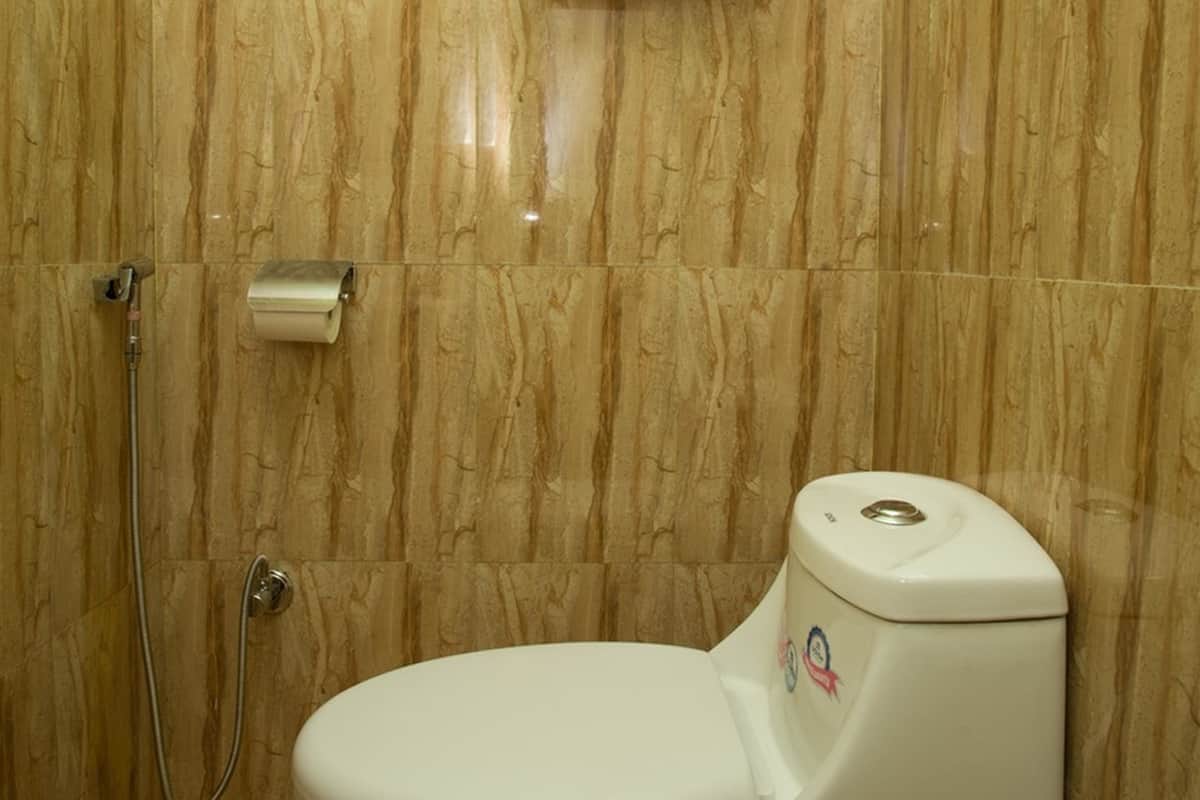 shower, free toiletries, towels