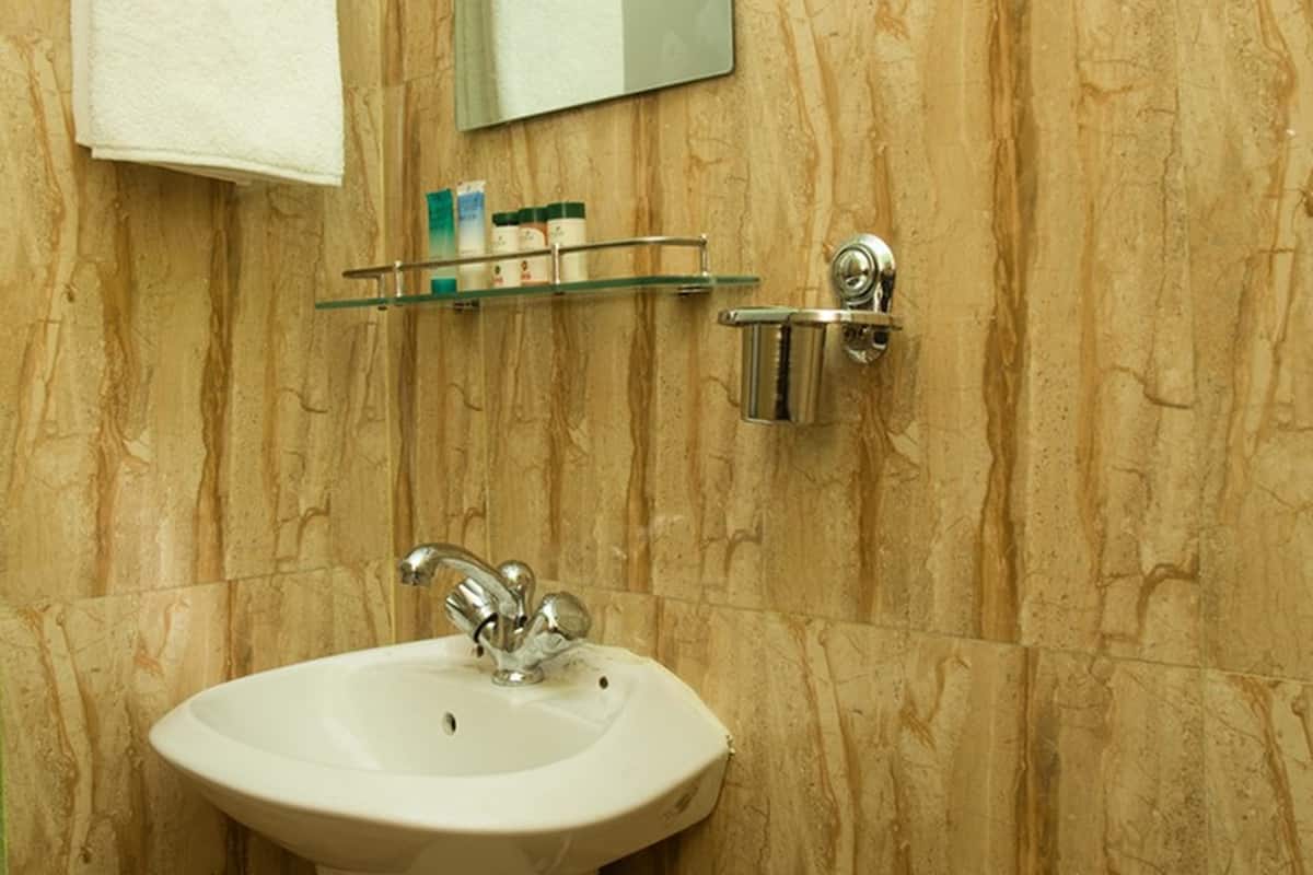 shower, free toiletries, towels