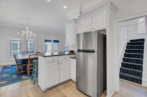 Refrigerador, microondas, horno, placa de cocina